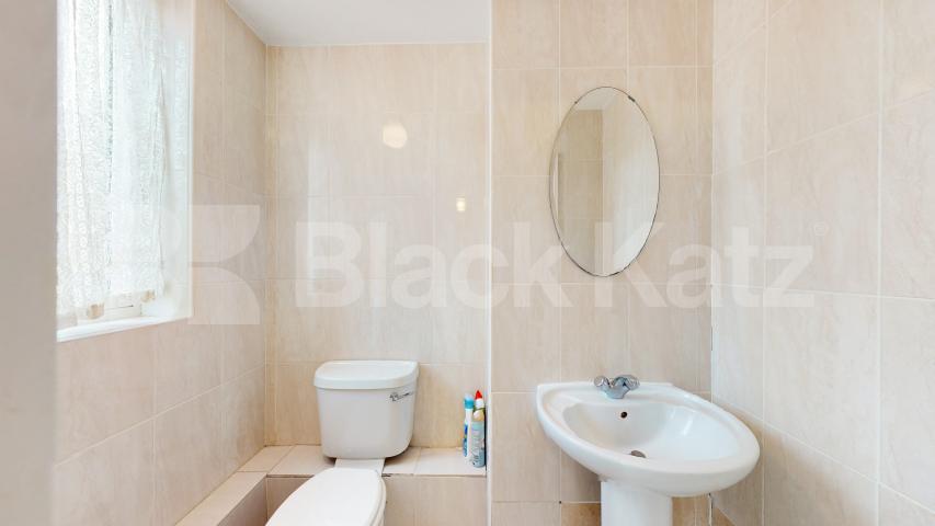 Stylish 2 Bed Split-Level Garden Flat in Prime W10 Location Dowland Street, Queens Park